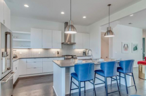Gulch modern 3 story condo, 2 car garage, rooftop fire pit, security, and view!